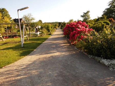 Vom Vereinshaus gesehen zum Parkplatz der sich am ende des Weges Links befindet.