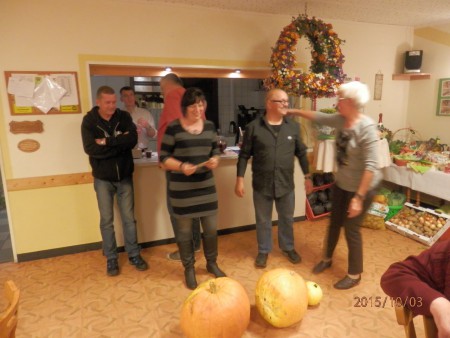 Unsere Ulla bei der Tombola Gewinn Verteilung.